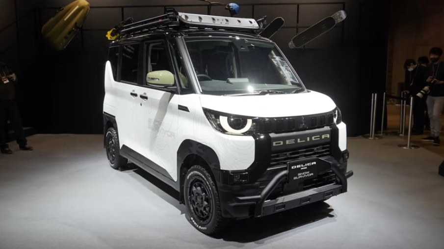 デリカミニ・スノーサバイバー&eKクロスEVを作った人が解説!~4WDサービスパドック編~リフトアップ・サスペンション~東京オートサロン2023・三菱自動車~